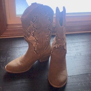 Tan cowgirl boots